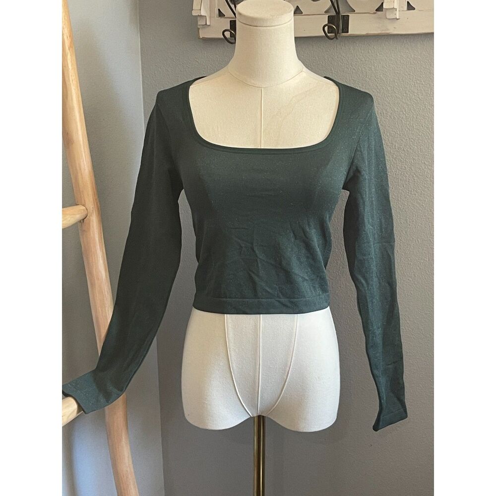 All in Motion Long Sleeve Fitted Crop Top in Forest Green Shimmer – Size Medium
